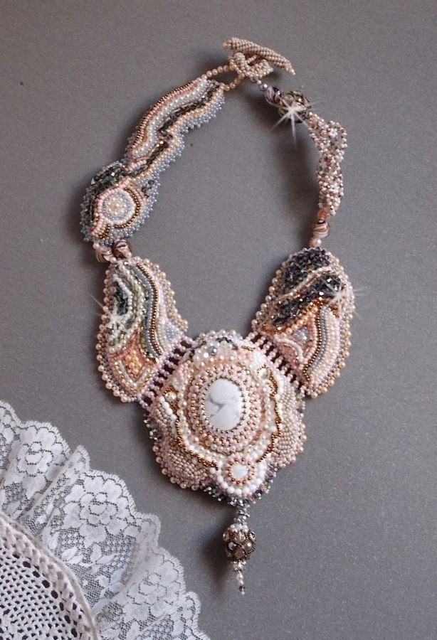 Colar Angelique Marquise des Anges Haute-Couture bordado com pedras preciosas e cristais Swarovski