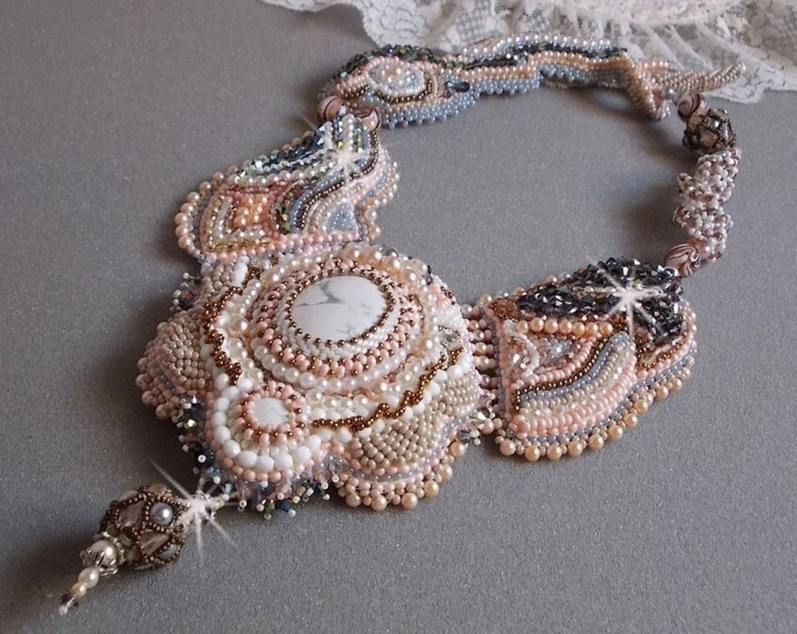 Colar Angelique Marquise des Anges Haute-Couture bordado com pedras preciosas e cristais Swarovski