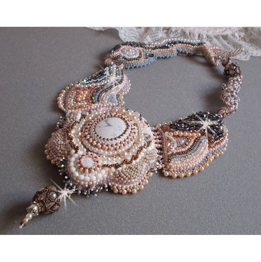 Colar Angelique Marquise des Anges Haute-Couture bordado com pedras preciosas e cristais Swarovski