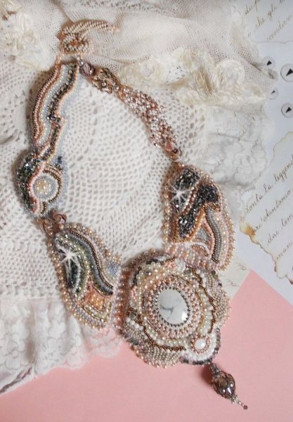 Colar Angelique Marquise des Anges Haute-Couture bordado com pedras preciosas e cristais Swarovski