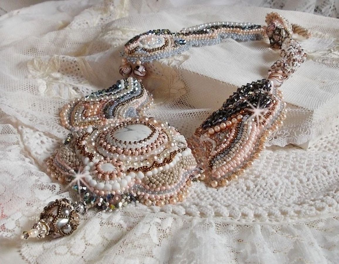 Colar Angelique Marquise des Anges Haute-Couture bordado com pedras preciosas e cristais Swarovski