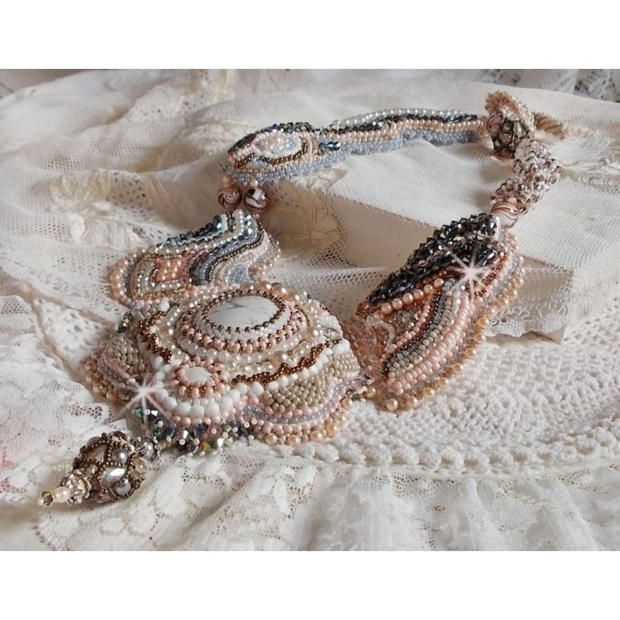 Colar Angelique Marquise des Anges Haute-Couture bordado com pedras preciosas e cristais Swarovski