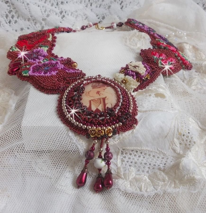 Colar bibe Art'D Haute-Couture bordado com contas de sementes de diferentes cores e pérolas de cristal Swarovski