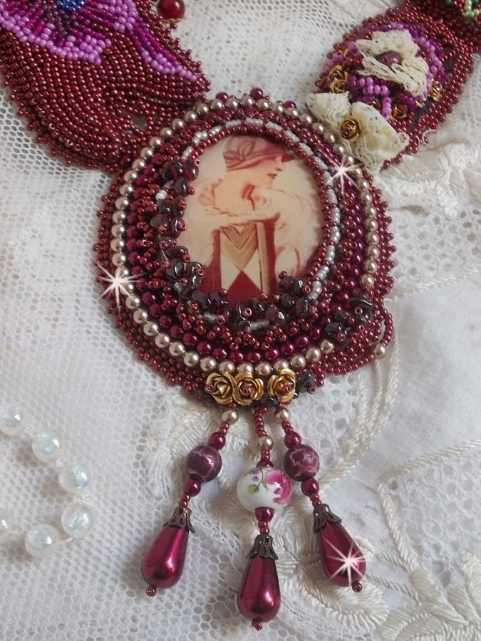 Colar bibe Art'D Haute-Couture bordado com contas de sementes de diferentes cores e pérolas de cristal Swarovski
