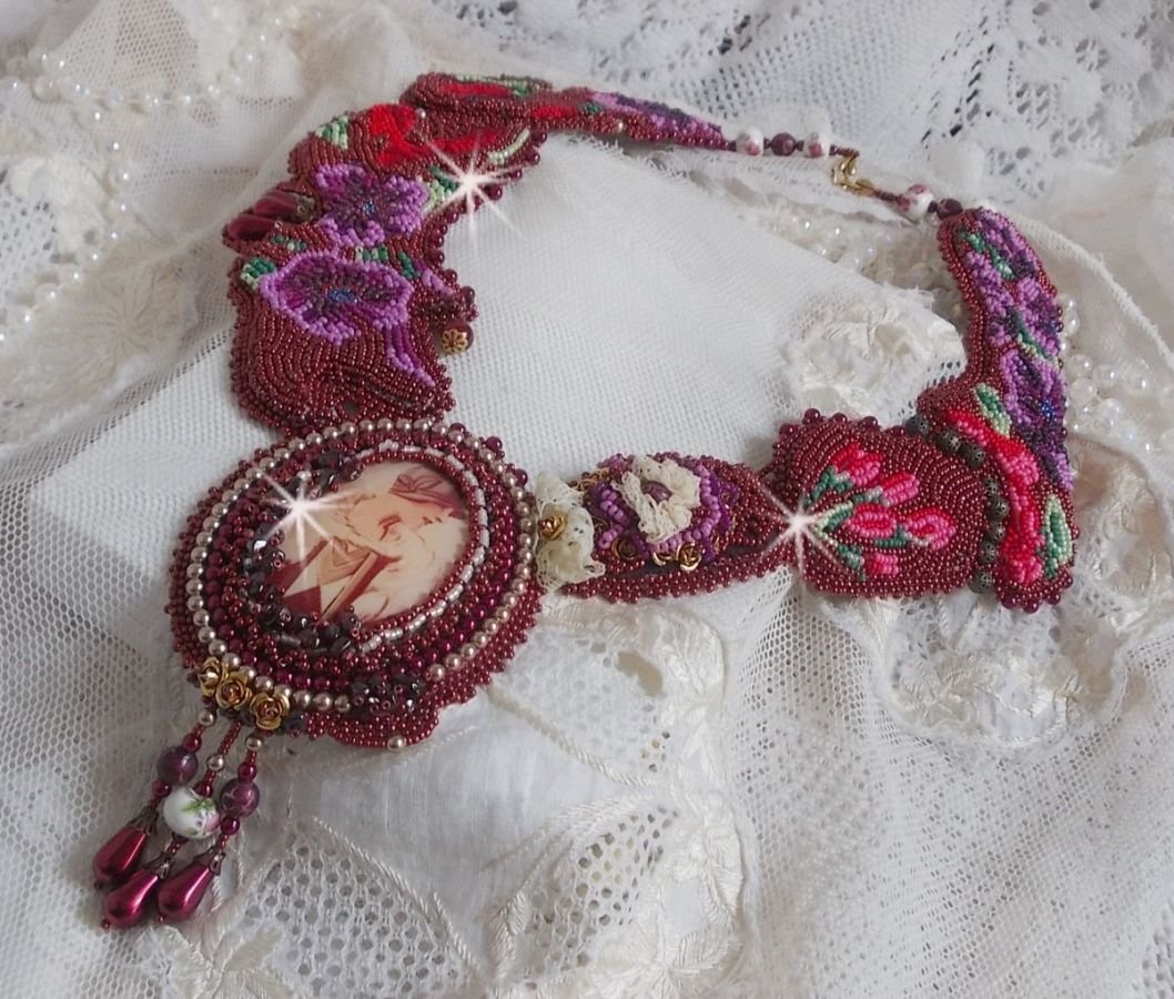 Colar bibe Art'D Haute-Couture bordado com contas de sementes de diferentes cores e pérolas de cristal Swarovski