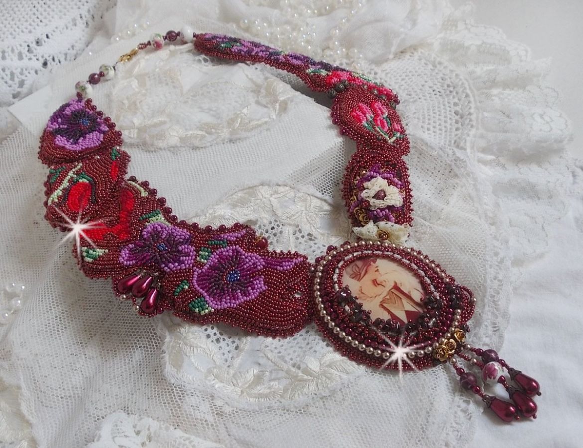 Colar bibe Art'D Haute-Couture bordado com contas de sementes de diferentes cores e pérolas de cristal Swarovski