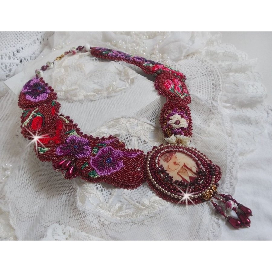 Colar bibe Art'D Haute-Couture bordado com contas de sementes de diferentes cores e pérolas de cristal Swarovski