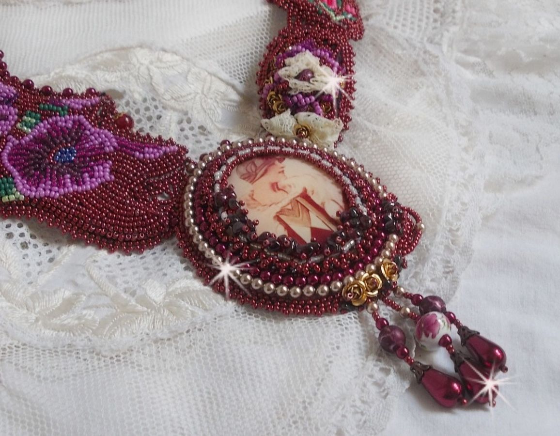 Colar bibe Art'D Haute-Couture bordado com contas de sementes de diferentes cores e pérolas de cristal Swarovski