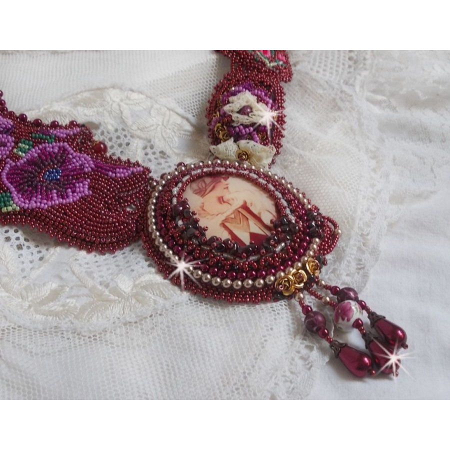 Colar bibe Art'D Haute-Couture bordado com contas de sementes de diferentes cores e pérolas de cristal Swarovski