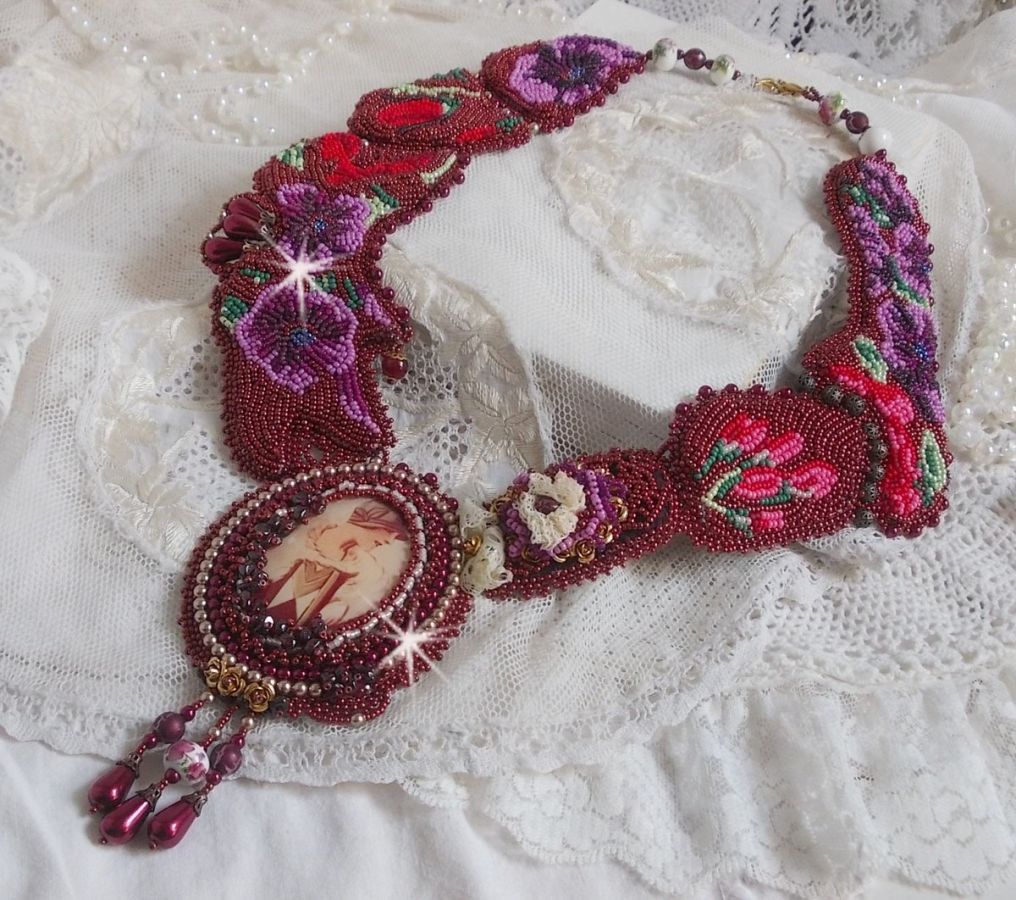 Colar bibe Art'D Haute-Couture bordado com contas de sementes de diferentes cores e pérolas de cristal Swarovski