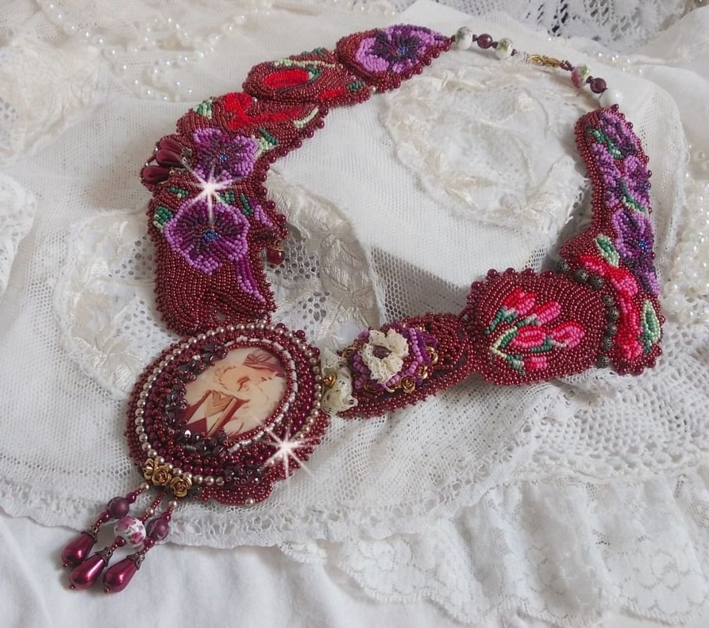 Colar bibe Art'D Haute-Couture bordado com contas de sementes de diferentes cores e pérolas de cristal Swarovski