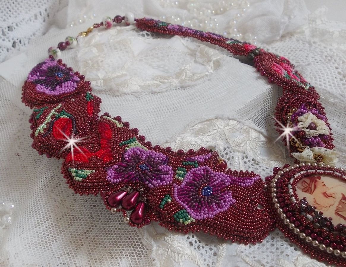 Colar bibe Art'D Haute-Couture bordado com contas de sementes de diferentes cores e pérolas de cristal Swarovski