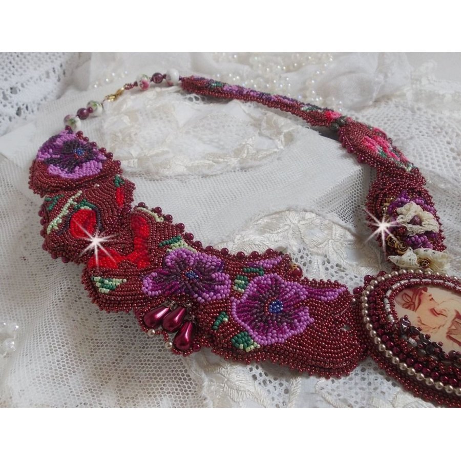 Colar bibe Art'D Haute-Couture bordado com contas de sementes de diferentes cores e pérolas de cristal Swarovski