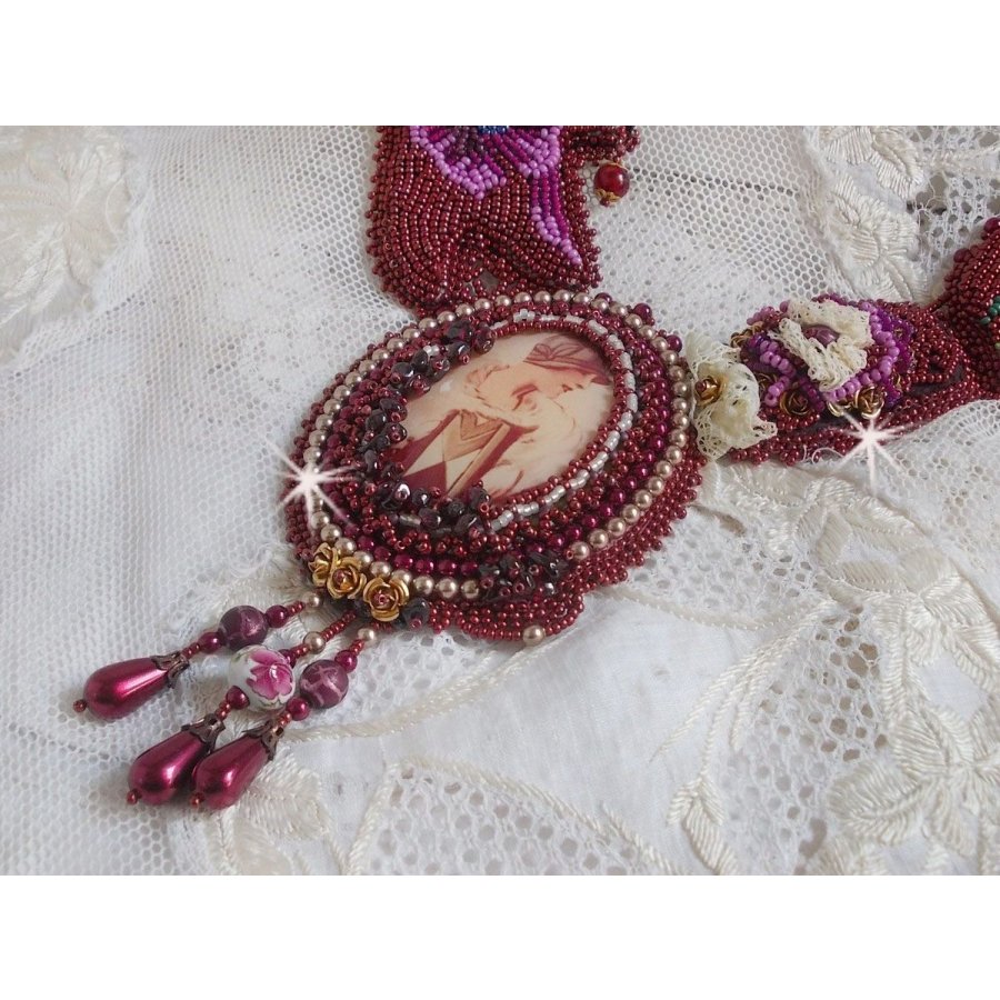 Colar bibe Art'D Haute-Couture bordado com contas de sementes de diferentes cores e pérolas de cristal Swarovski