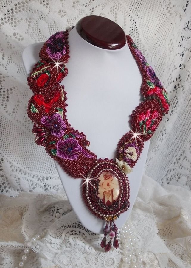 Colar bibe Art'D Haute-Couture bordado com contas de sementes de diferentes cores e pérolas de cristal Swarovski
