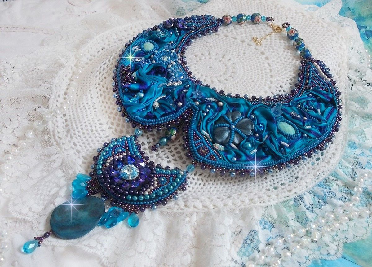 Colar de babetes Royal Blue Haute-Couture bordado com uma fita de seda Purple e Duck Blue, cristais e contas diversas 