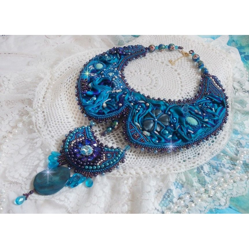 Colar de babetes Royal Blue Haute-Couture bordado com uma fita de seda Purple e Duck Blue, cristais e contas diversas 