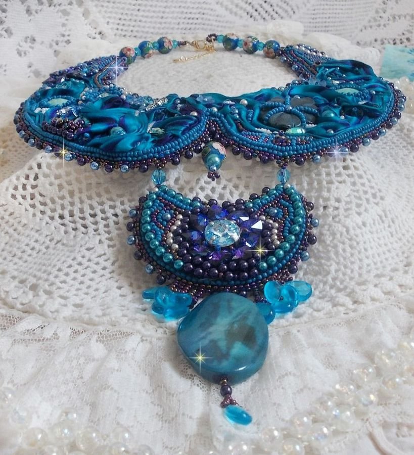 Colar de babetes Royal Blue Haute-Couture bordado com uma fita de seda Purple e Duck Blue, cristais e contas diversas 