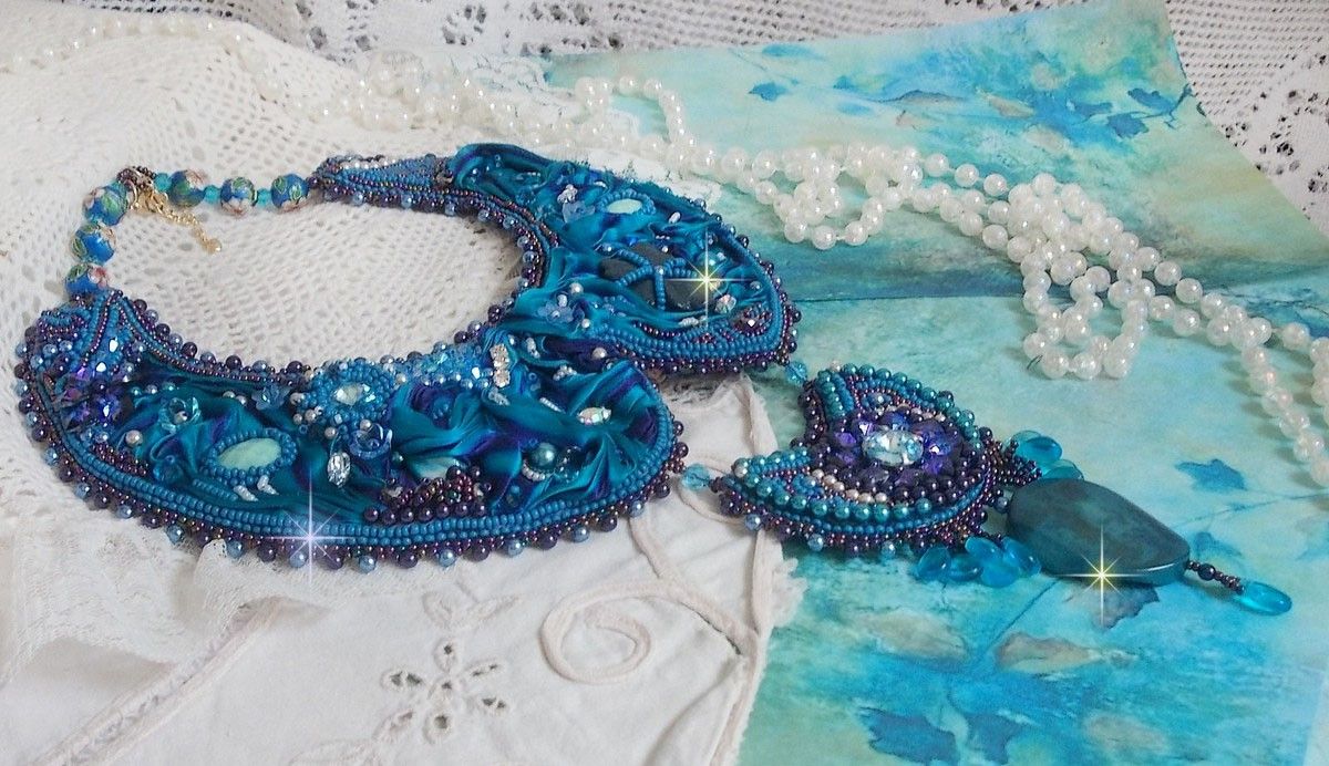 Colar de babetes Royal Blue Haute-Couture bordado com uma fita de seda Purple e Duck Blue, cristais e contas diversas 