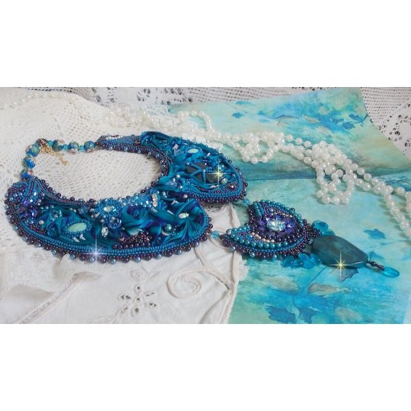 Colar de babetes Royal Blue Haute-Couture bordado com uma fita de seda Purple e Duck Blue, cristais e contas diversas 