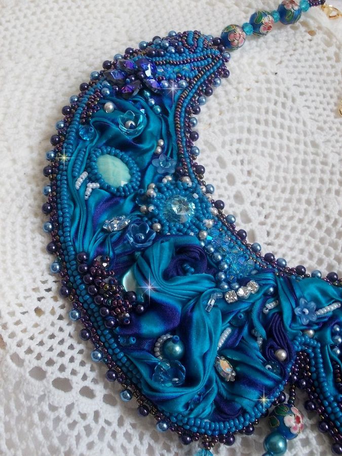 Colar de babetes Royal Blue Haute-Couture bordado com uma fita de seda Purple e Duck Blue, cristais e contas diversas 