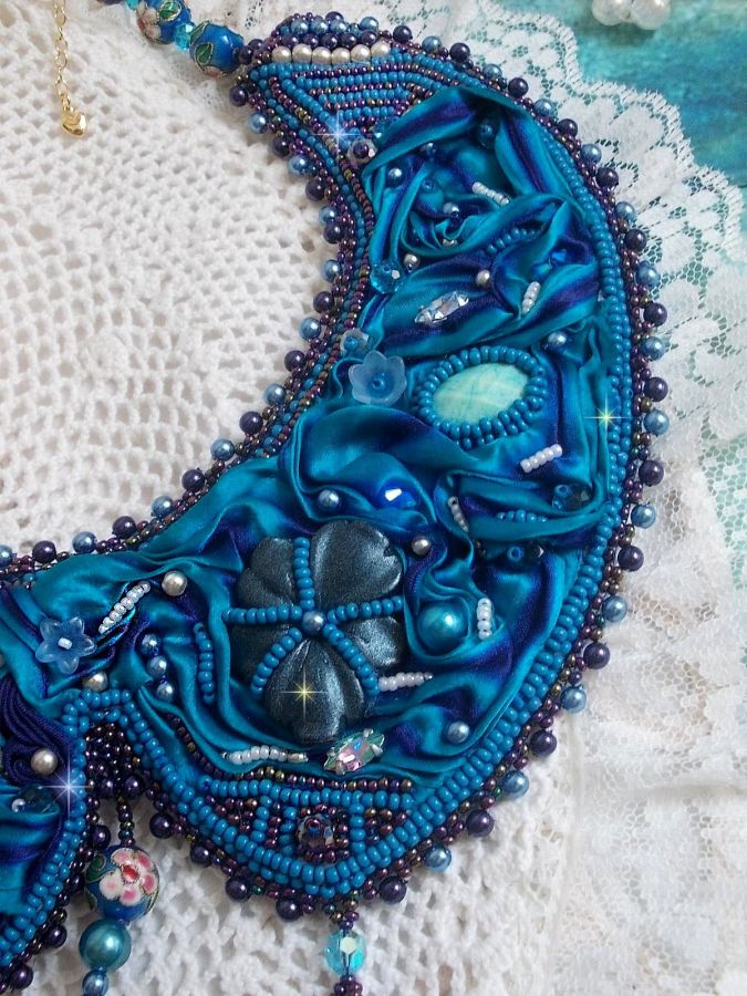 Colar de babetes Royal Blue Haute-Couture bordado com uma fita de seda Purple e Duck Blue, cristais e contas diversas 