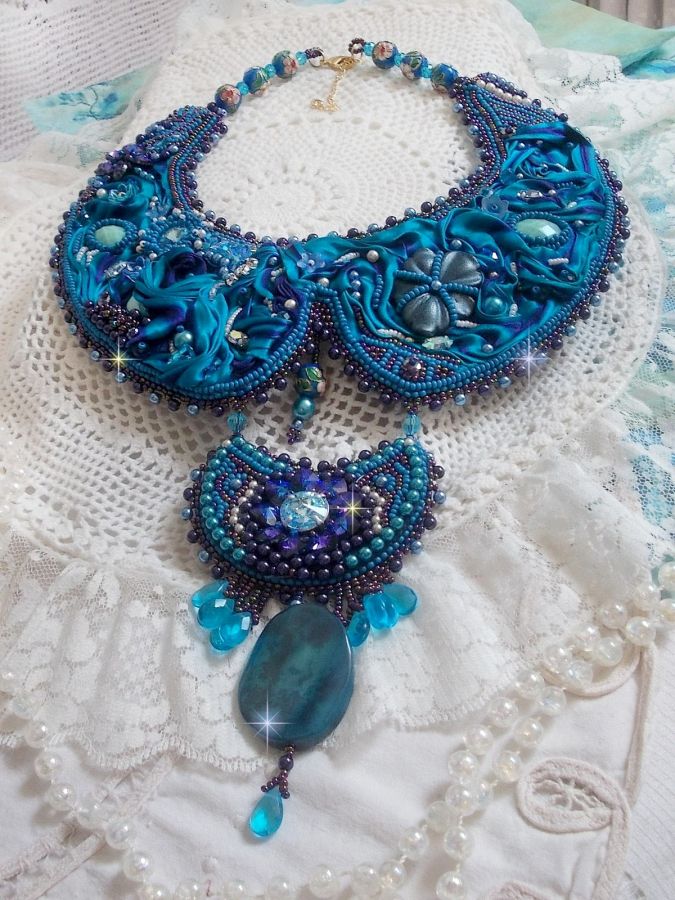 Colar de babetes Royal Blue Haute-Couture bordado com uma fita de seda Purple e Duck Blue, cristais e contas diversas 