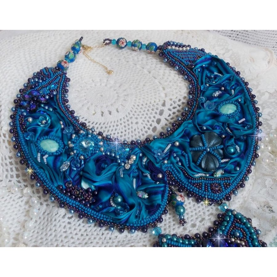 Colar de babetes Royal Blue Haute-Couture bordado com uma fita de seda Purple e Duck Blue, cristais e contas diversas 