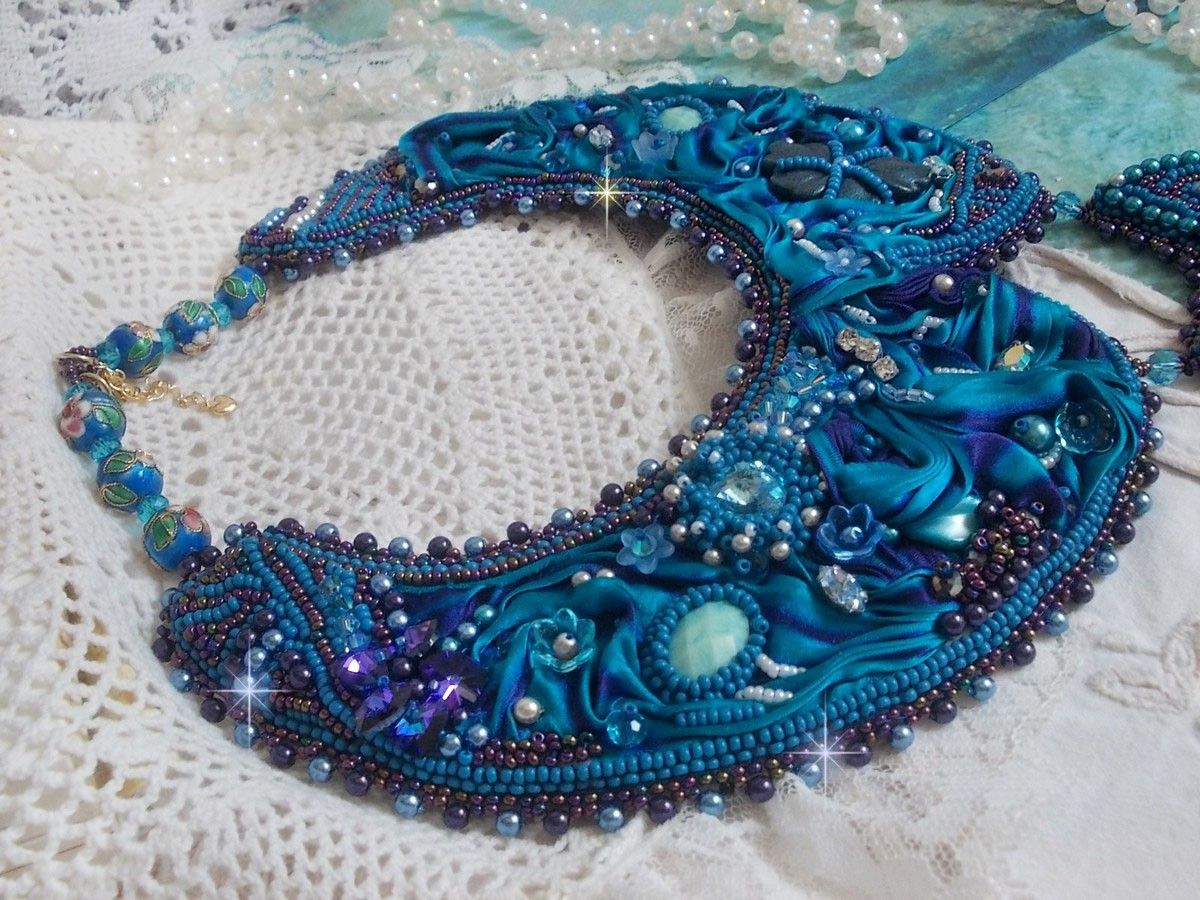 Colar de babetes Royal Blue Haute-Couture bordado com uma fita de seda Purple e Duck Blue, cristais e contas diversas 