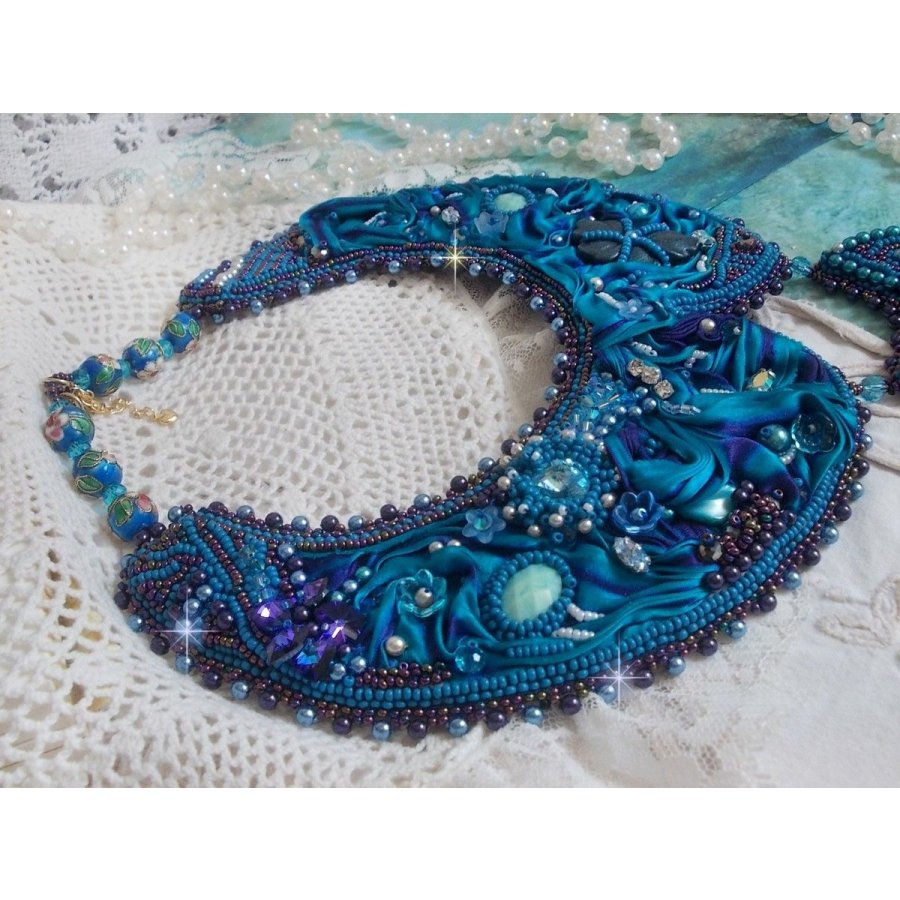 Colar de babetes Royal Blue Haute-Couture bordado com uma fita de seda Purple e Duck Blue, cristais e contas diversas 