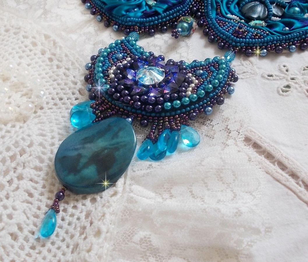 Colar de babetes Royal Blue Haute-Couture bordado com uma fita de seda Purple e Duck Blue, cristais e contas diversas 