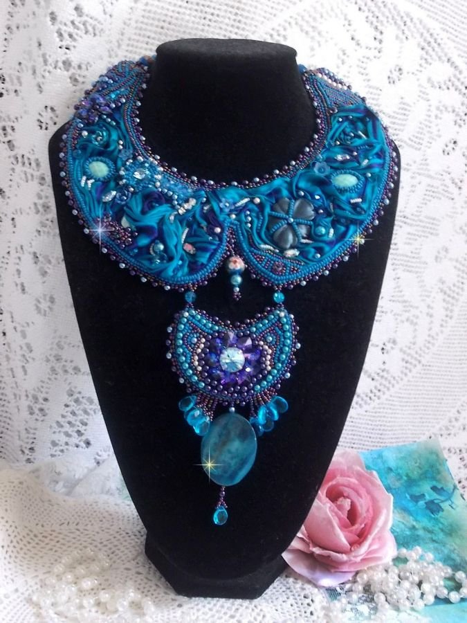 Colar de babetes Royal Blue Haute-Couture bordado com uma fita de seda Purple e Duck Blue, cristais e contas diversas 