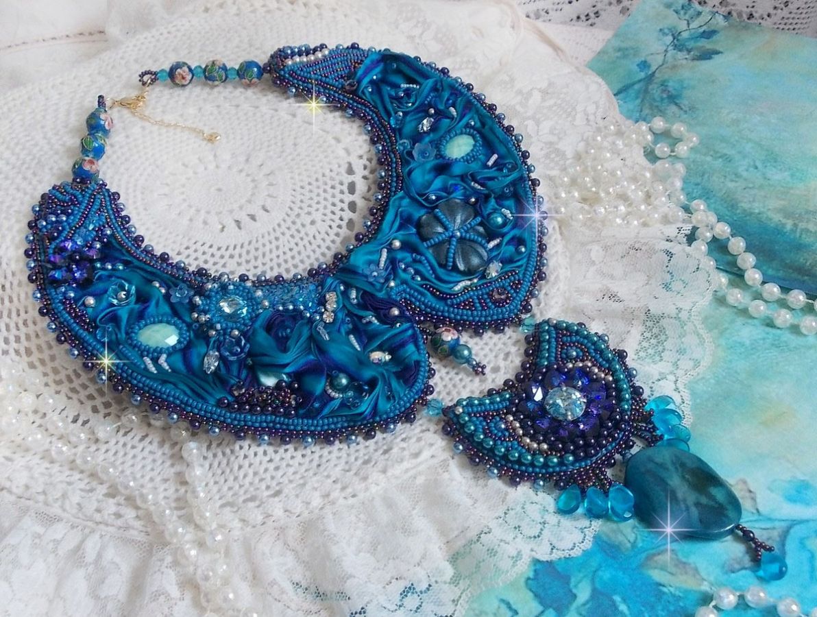 Colar de babetes Royal Blue Haute-Couture bordado com uma fita de seda Purple e Duck Blue, cristais e contas diversas 
