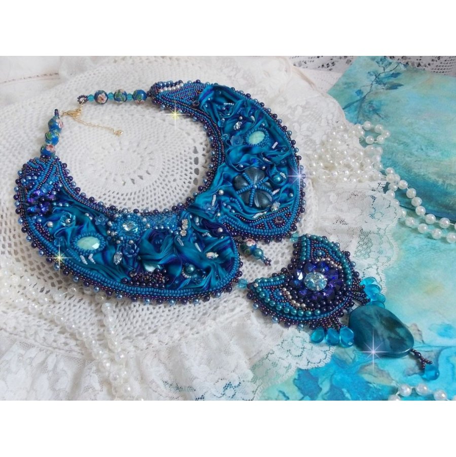 Colar de babetes Royal Blue Haute-Couture bordado com uma fita de seda Purple e Duck Blue, cristais e contas diversas 