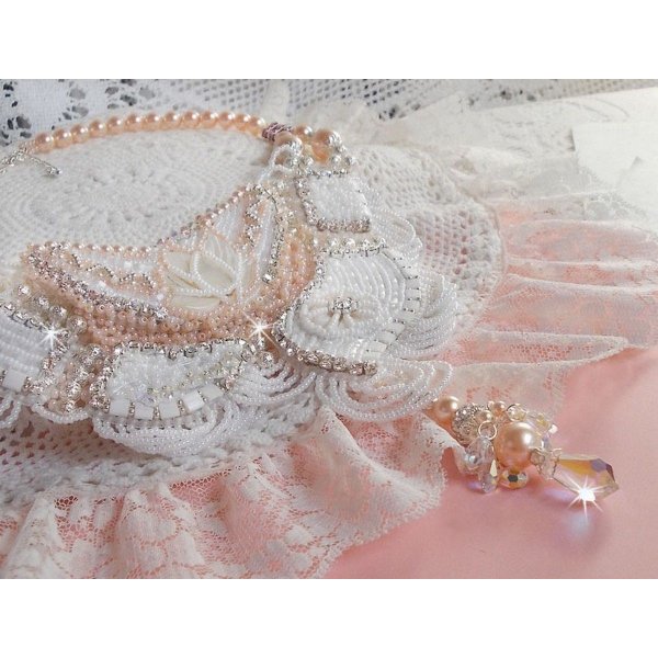 Colar Bouquet d'un Jour bordado com flores de madrep&eacute;rola, cristais, contas de filigrana redondas, prata 925/1000 e contas de sementes de qualidade 