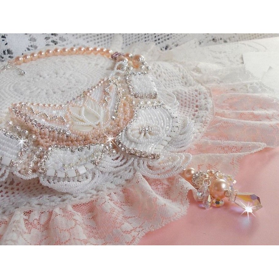 Colar Bouquet d'un Jour bordado com flores de madrepérola, cristais, contas de filigrana redondas, prata 925/1000 e contas de sementes de qualidade 