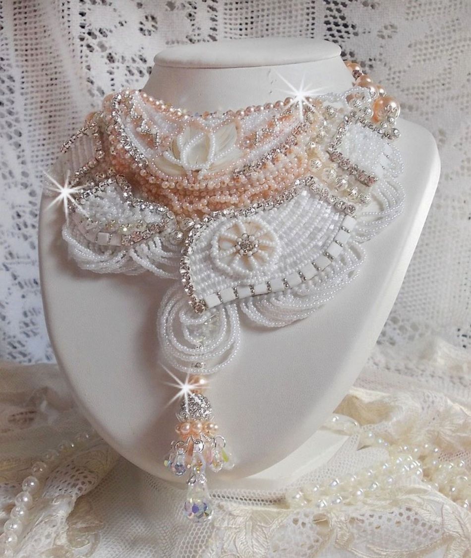 Colar Bouquet d'un Jour bordado com flores de madrepérola, cristais, contas de filigrana redondas, prata 925/1000 e contas de sementes de qualidade 