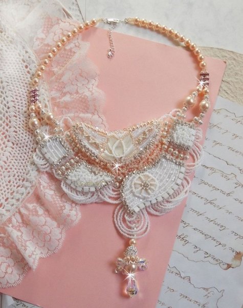 Colar Bouquet d'un Jour bordado com flores de madrep&eacute;rola, cristais, contas de filigrana redondas, prata 925/1000 e contas de sementes de qualidade 