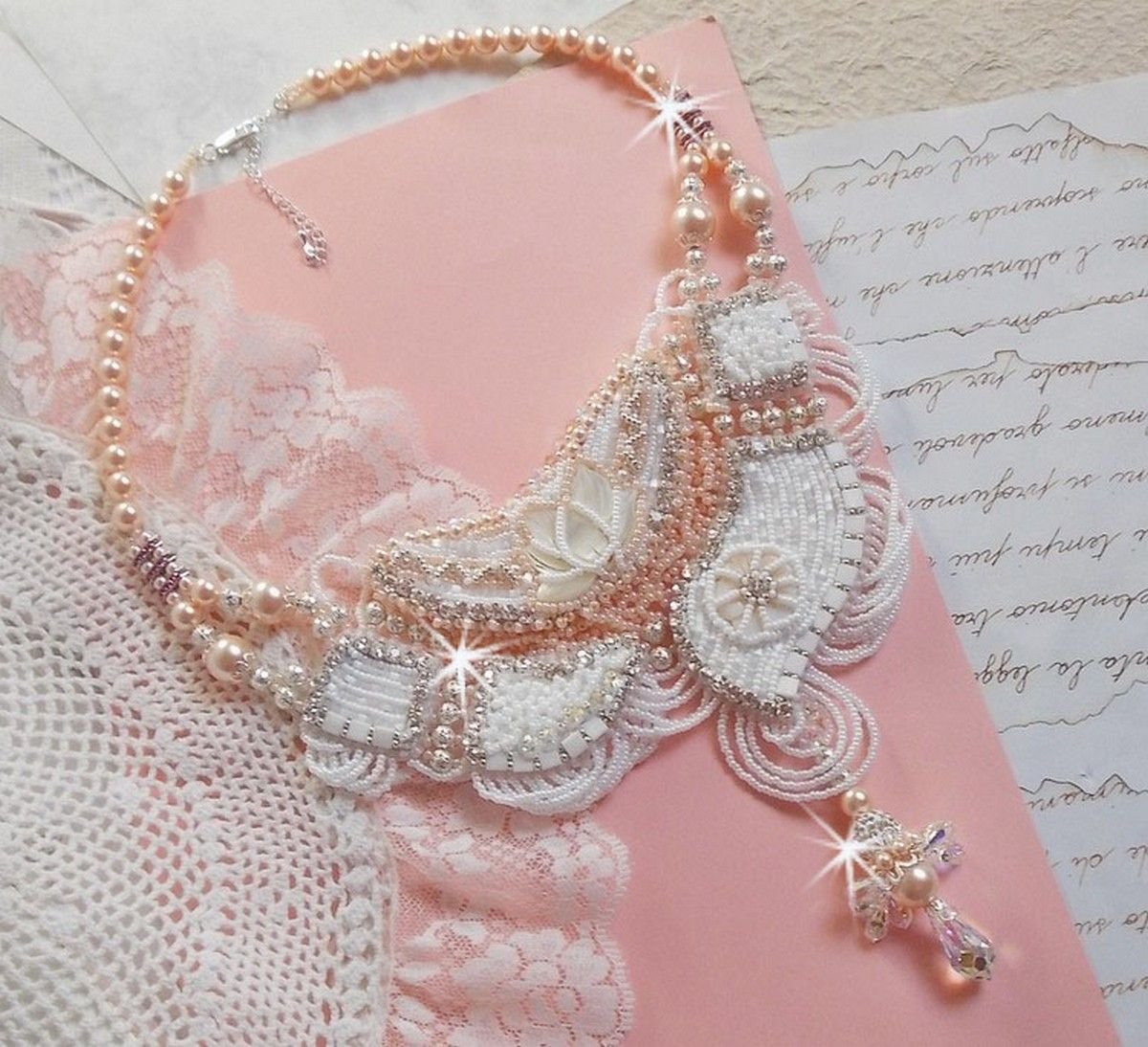 Colar Bouquet d'un Jour bordado com flores de madrepérola, cristais, contas de filigrana redondas, prata 925/1000 e contas de sementes de qualidade 