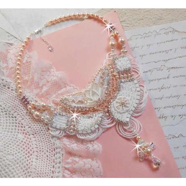 Colar Bouquet d'un Jour bordado com flores de madrep&eacute;rola, cristais, contas de filigrana redondas, prata 925/1000 e contas de sementes de qualidade 