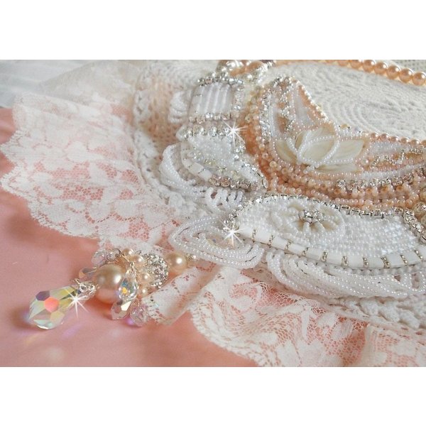 Colar Bouquet d'un Jour bordado com flores de madrep&eacute;rola, cristais, contas de filigrana redondas, prata 925/1000 e contas de sementes de qualidade 