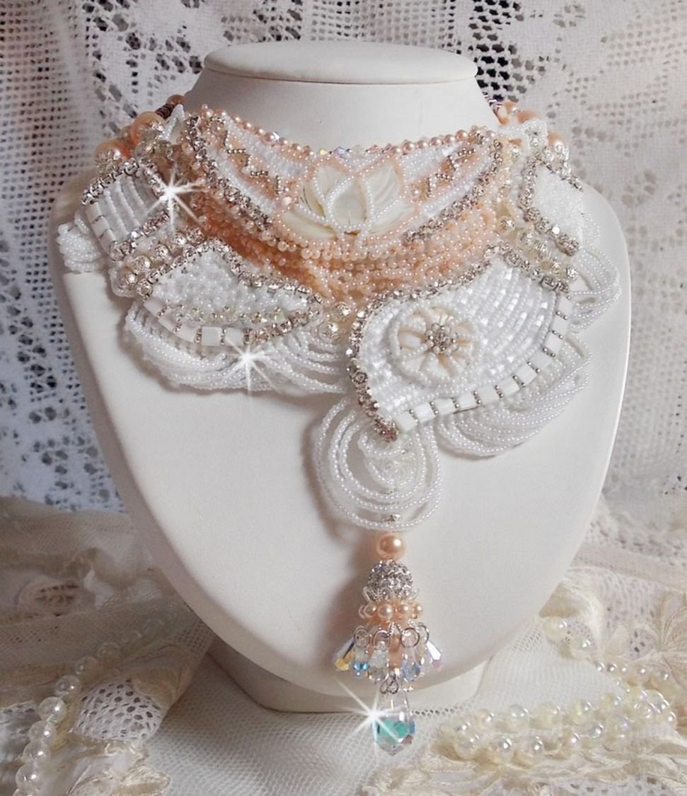 Colar Bouquet d'un Jour bordado com flores de madrepérola, cristais, contas de filigrana redondas, prata 925/1000 e contas de sementes de qualidade 