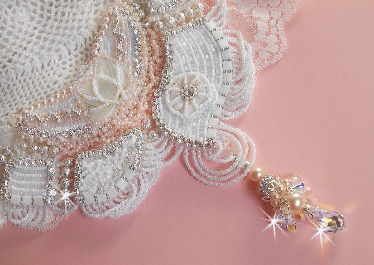 Colar Bouquet d'un Jour bordado com flores de madrepérola, cristais, contas de filigrana redondas, prata 925/1000 e contas de sementes de qualidade 