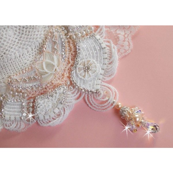 Colar Bouquet d'un Jour bordado com flores de madrep&eacute;rola, cristais, contas de filigrana redondas, prata 925/1000 e contas de sementes de qualidade 