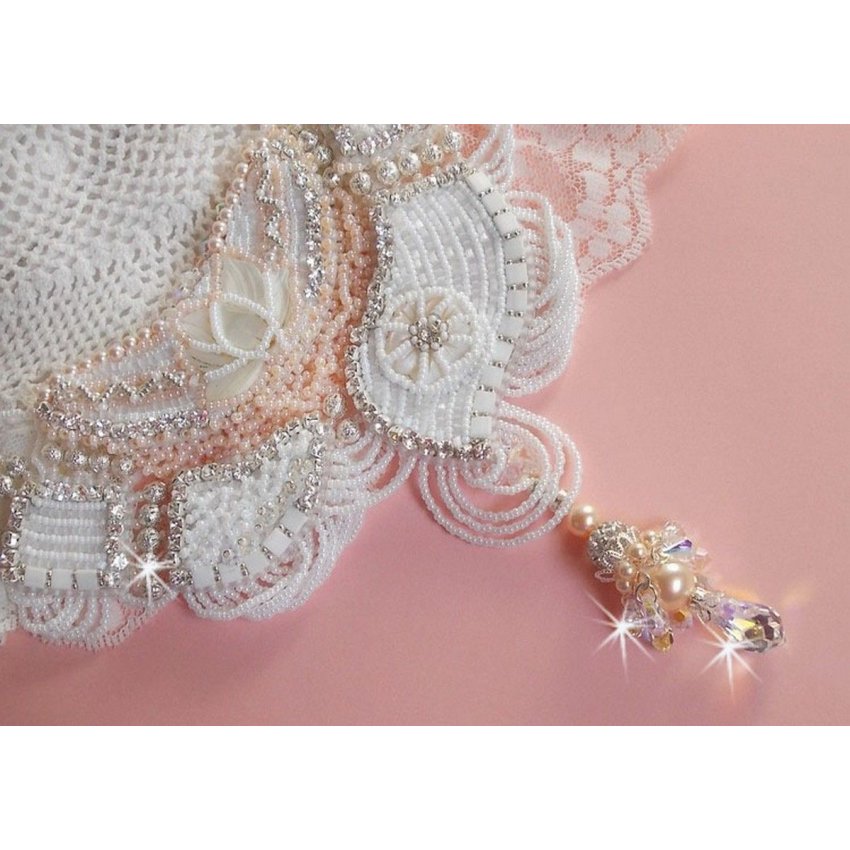 Colar Bouquet d'un Jour bordado com flores de madrepérola, cristais, contas de filigrana redondas, prata 925/1000 e contas de sementes de qualidade 