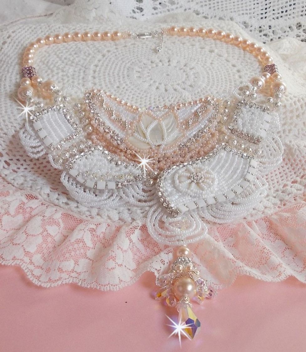 Colar Bouquet d'un Jour bordado com flores de madrepérola, cristais, contas de filigrana redondas, prata 925/1000 e contas de sementes de qualidade 