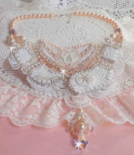 Colar Bouquet d'un Jour bordado com flores de madrep&eacute;rola, cristais, contas de filigrana redondas, prata 925/1000 e contas de sementes de qualidade 