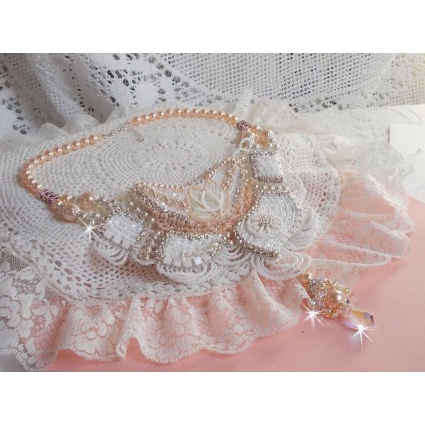 Colar Bouquet d'un Jour bordado com flores de madrep&eacute;rola, cristais, contas de filigrana redondas, prata 925/1000 e contas de sementes de qualidade 