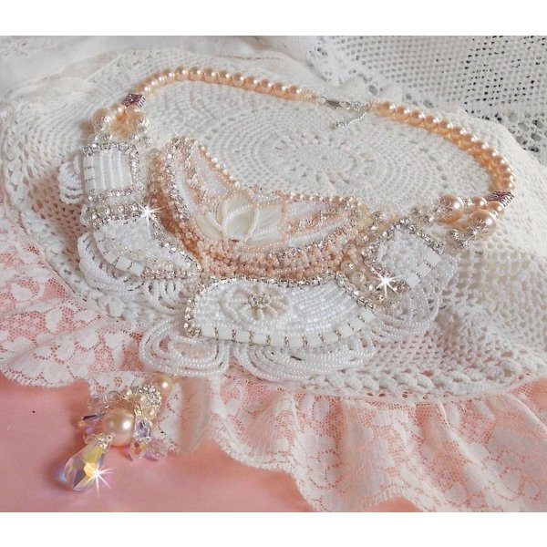 Colar Bouquet d'un Jour bordado com flores de madrep&eacute;rola, cristais, contas de filigrana redondas, prata 925/1000 e contas de sementes de qualidade 