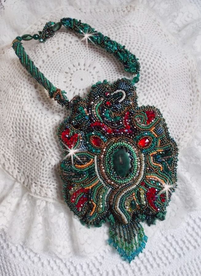 Colar de dragão bordado com um cabochon e batatas fritas em malaquite natural, uma bela gradação verde esmeralda com estas contas de sementes coloridas